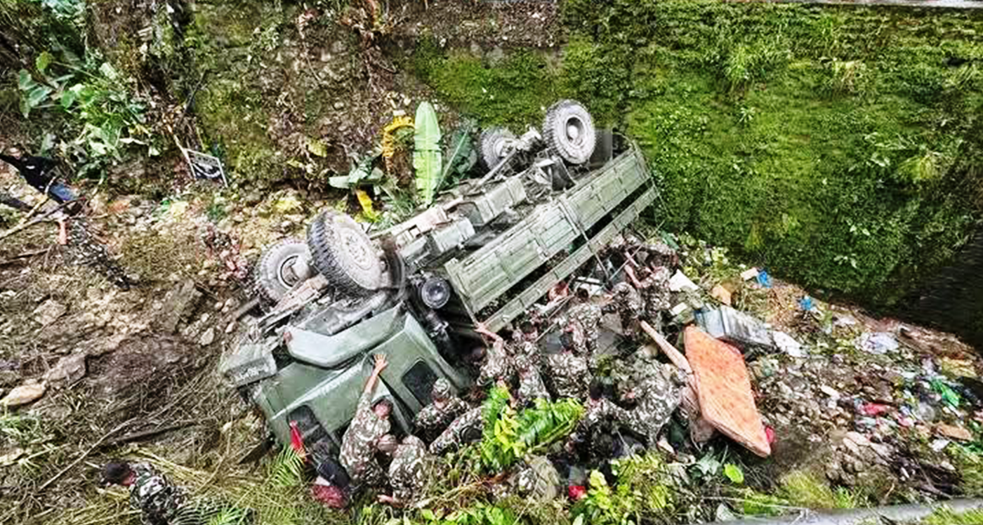 नेपाली सेनाको ट्रक दुर्घटना हुँदा १६ जना घाइते