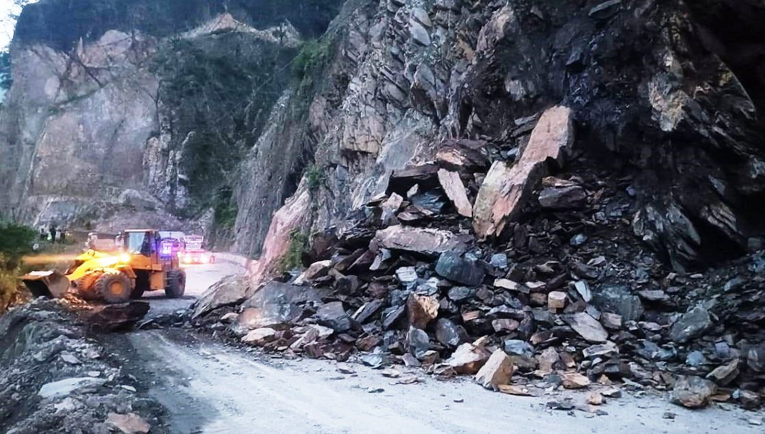 दासढुंगामा पहिरो नारायणगढ-मुग्लिन सडक एकतर्फी सञ्चालन