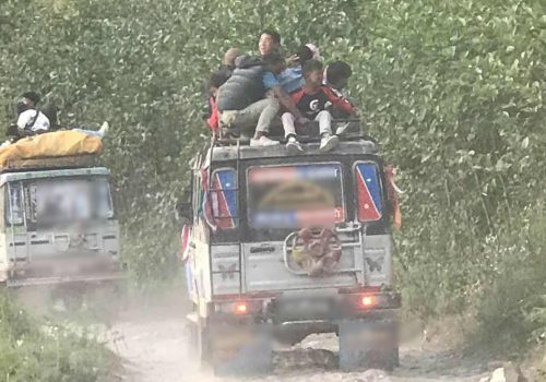 यातायात व्यवसायीको चरम लापरबाही: हजारको टिकट काटेर यात्रुसँग १५ सय असुल्दै