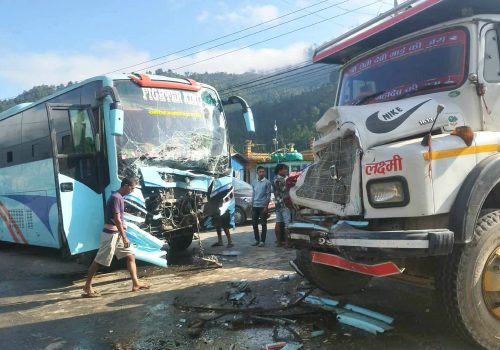 गल्छीको भल्टारमा बस र टिप्पर ठोक्किँदा ११ जना घाइते 