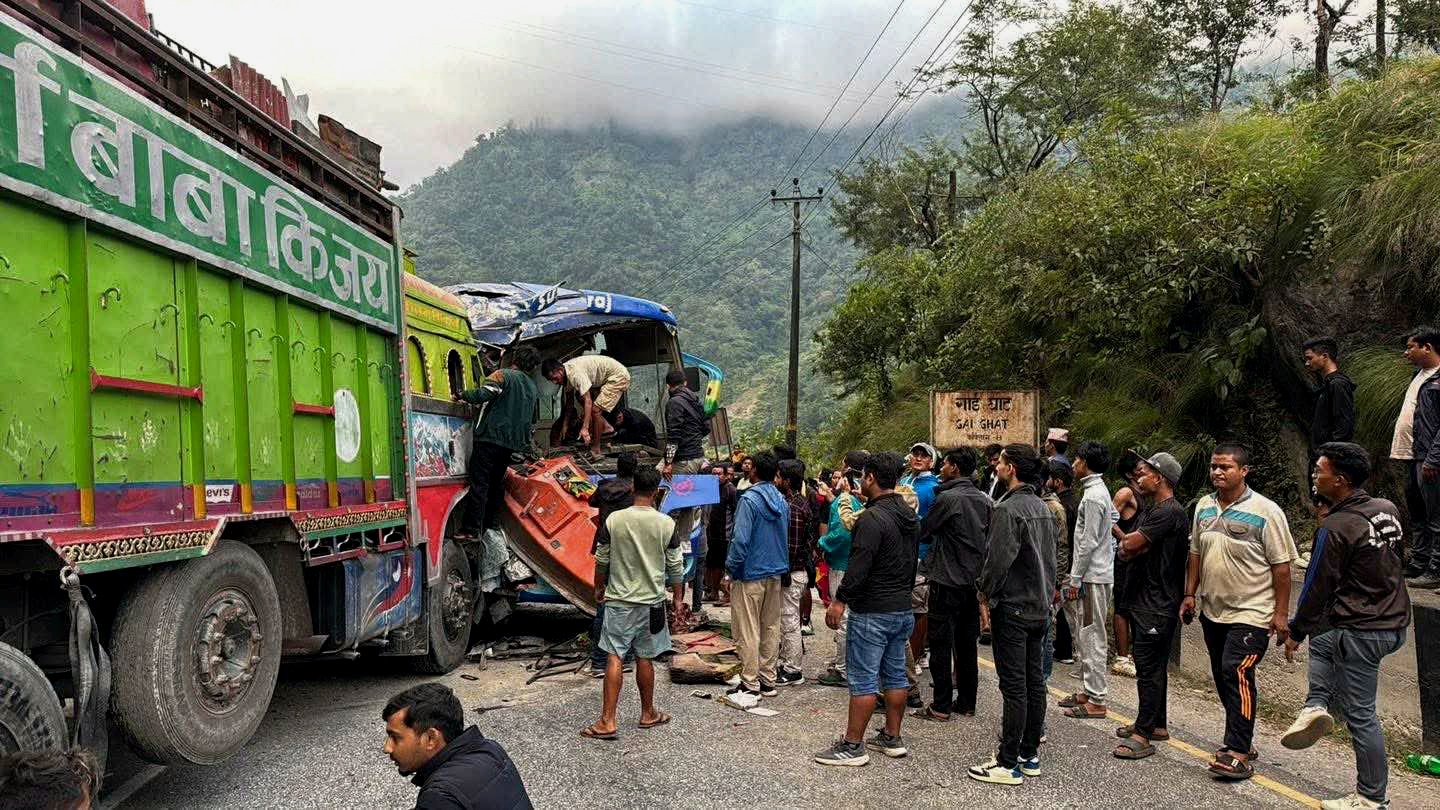 बस र ट्रकसहित ७ गाडी ठोक्किँदा ७ जना घाइते