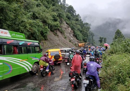 पृथ्वी राजमार्ग र नारायणगढ-मुग्लिन सडक ९ बजेदेखि बन्द गरियो 