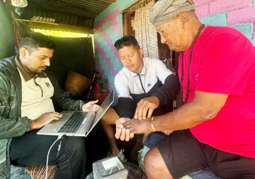 उत्तरी धादिङको गुम्दीमा गाउँमै राष्ट्रिय परिचयपत्र वितरण 