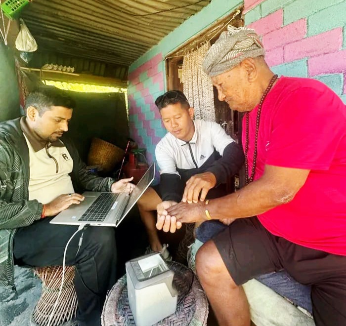 उत्तरी धादिङको गुम्दीमा गाउँमै राष्ट्रिय परिचयपत्र वितरण 