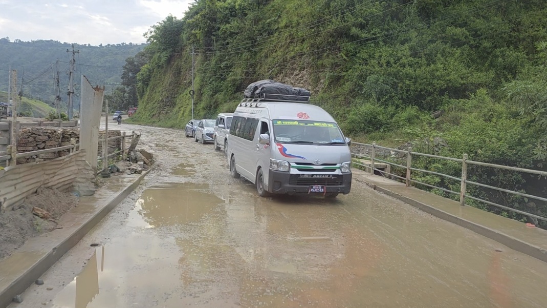 वर्षाको जोखिमले राजमार्गहरूमा सवारी आवागमनमा रोक 