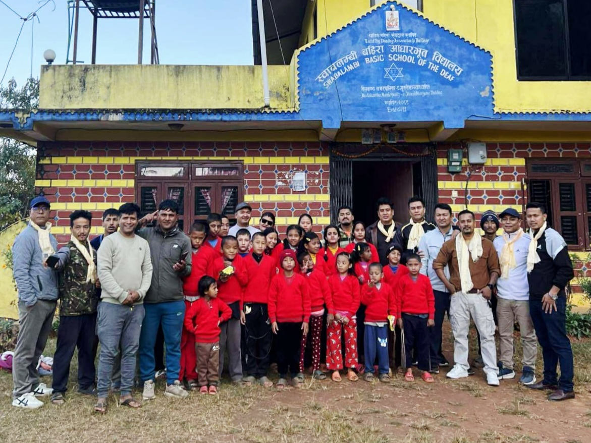 धादिङमा अपाङ्गता भएका बालबालिकालाई खाद्यान्न तथा स्विटर वितरण 