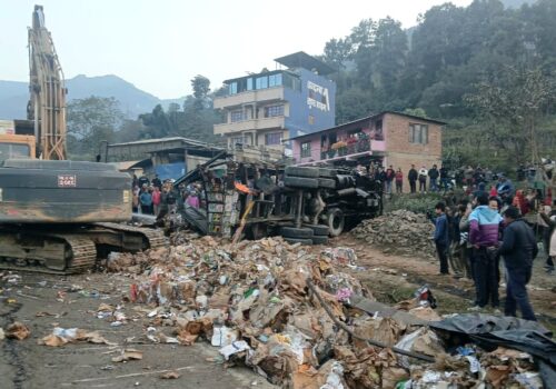 धादिङमा ७ वटा सवारी ठोक्किँदा २ जनाको मृत्यु, ३३ जना घाइते