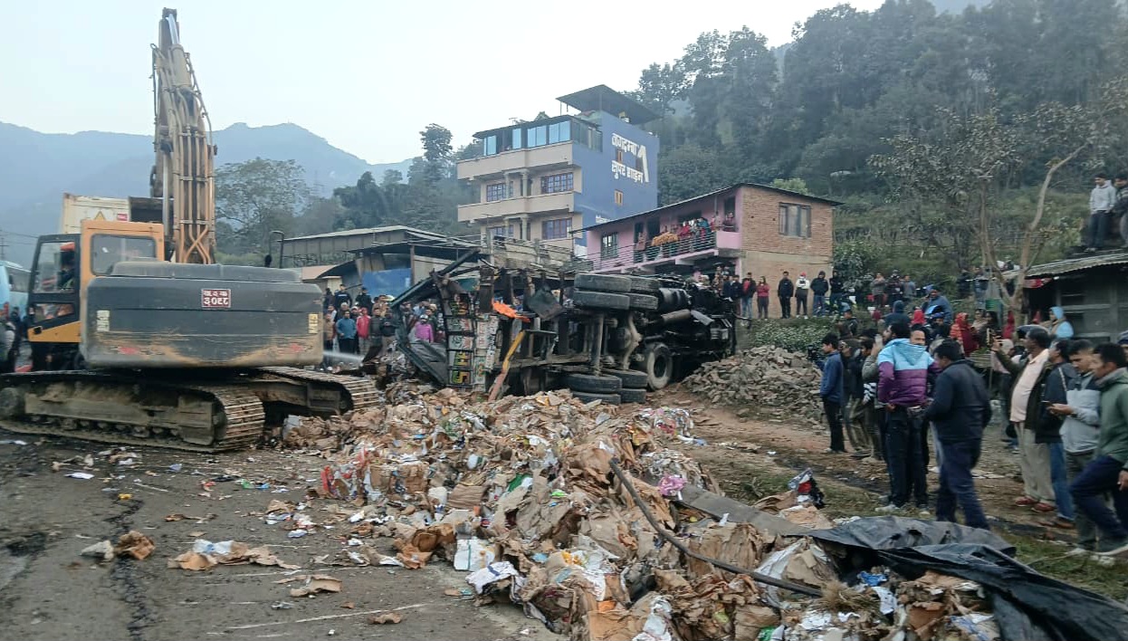 धादिङमा ७ वटा सवारी ठोक्किँदा २ जनाको मृत्यु, ३३ जना घाइते