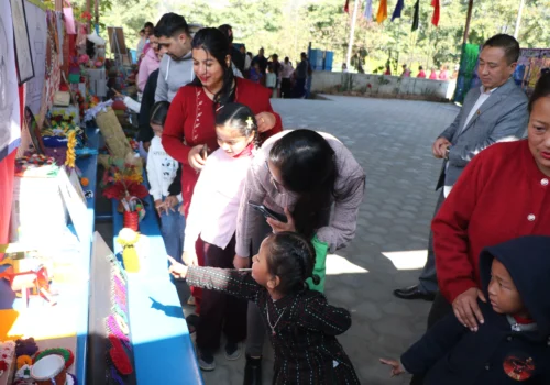 रोजमेरी चाइल्ड केयर बोर्डिङ स्कुलद्धारा चित्रकला तथा हस्तकला सामाग्री प्रदर्शन