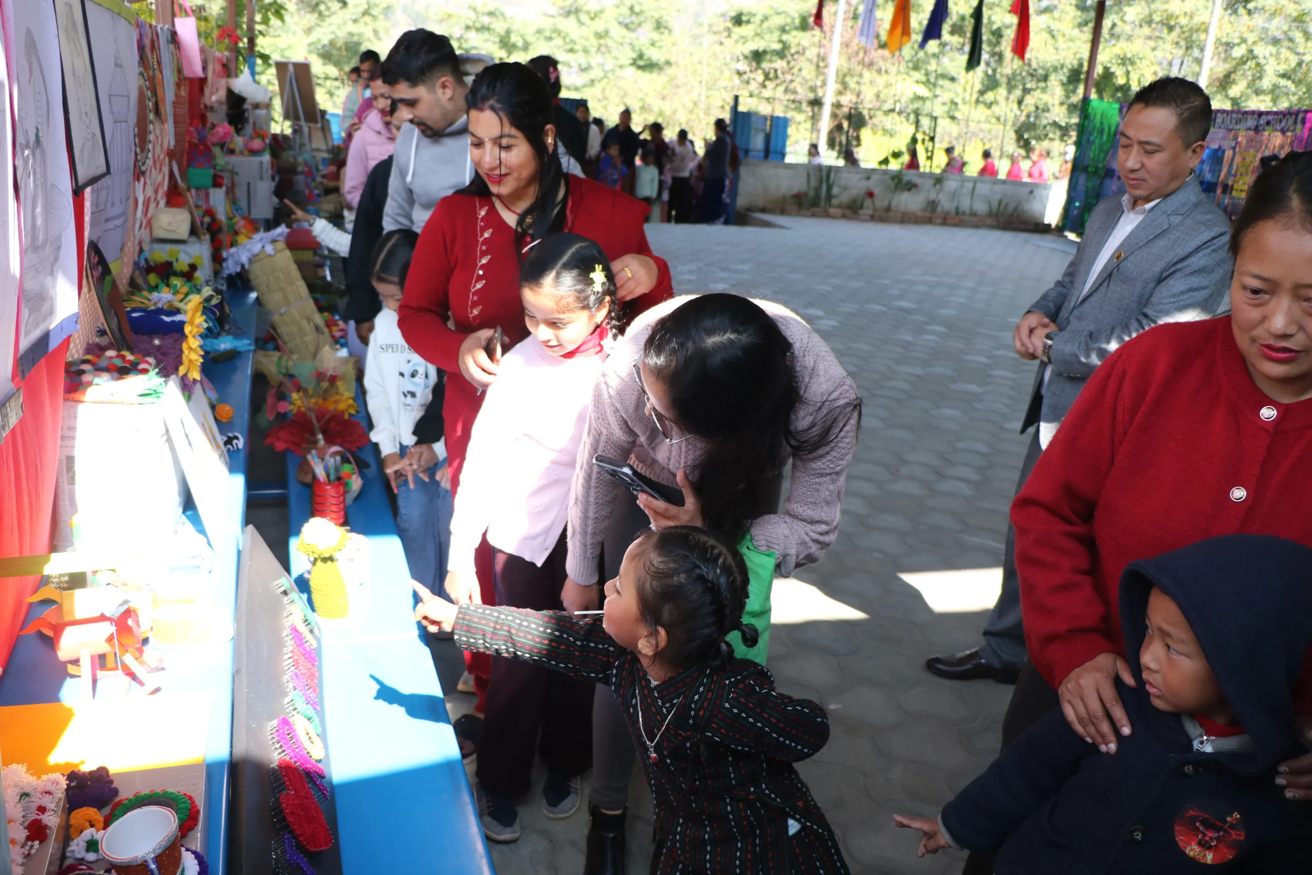 रोजमेरी चाइल्ड केयर बोर्डिङ स्कुलद्धारा चित्रकला तथा हस्तकला सामाग्री प्रदर्शन