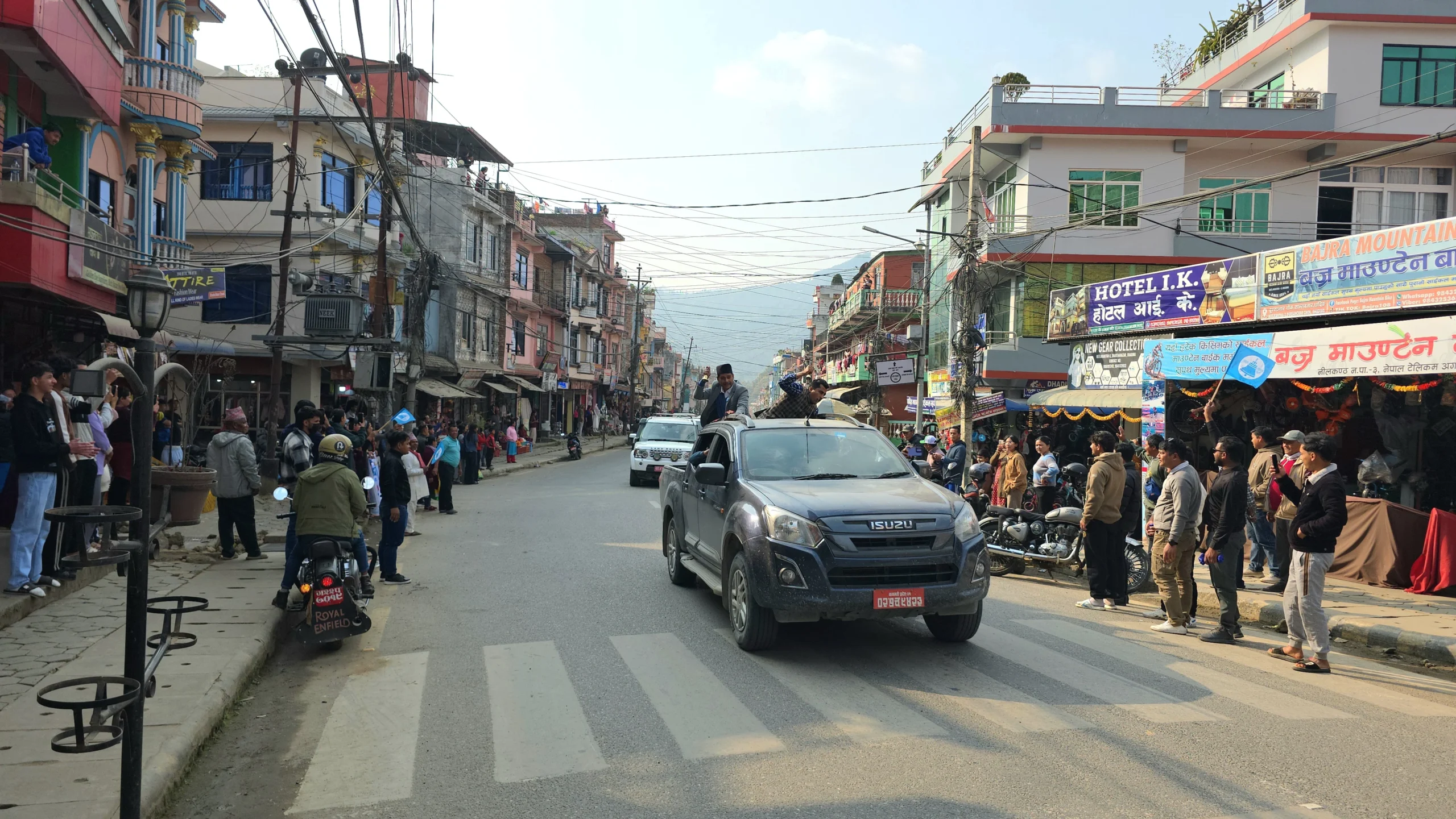 धादिङबेसीमा स्वागत गर्न बसेका समर्थकहरू भन्छन्- ‘खै त बालेन’