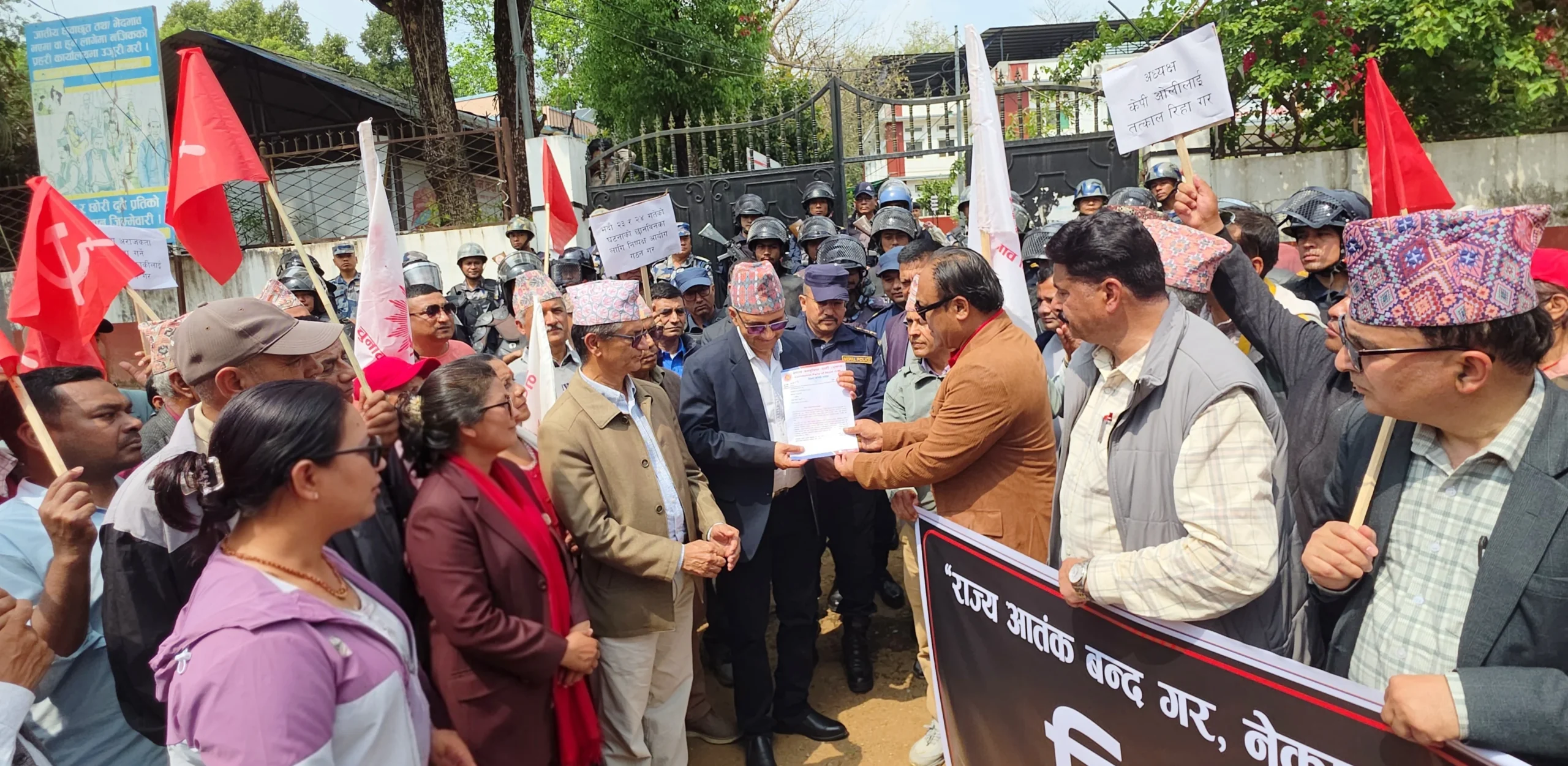 एमाले धादिङले प्रदर्शनसहित प्रमुख जिल्ला अधिकारीलाई बुझायो विरोध पत्र