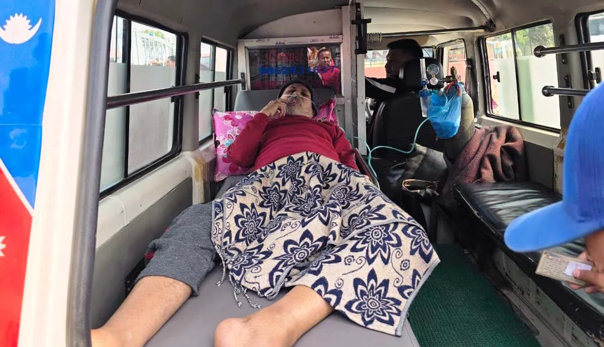 अक्सिजनसहित एम्बुलेन्समा पुगेर उप्रेतीले गरे मतदान