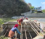 स्थानीयको पहलमा धादिङको पहरेभिर कोत्रेस्थित थोपल खोलामा पुल बन्दै