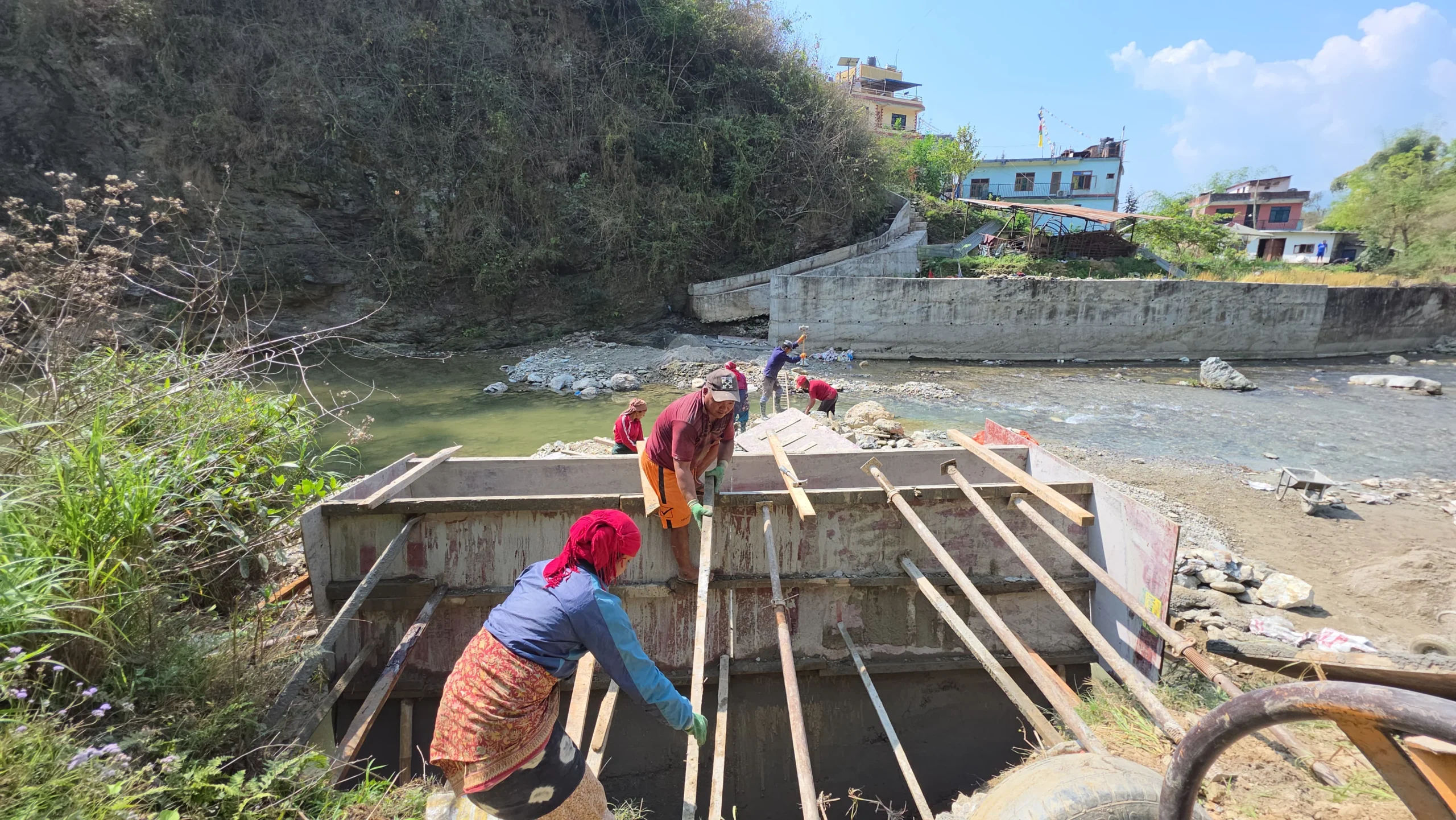 स्थानीयको पहलमा धादिङको पहरेभिर कोत्रेस्थित थोपल खोलामा पुल बन्दै