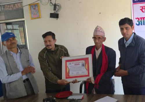 धादिङका पहिलो फोटोग्राफर महेन्द्र डल्लाकोटी सम्मानित