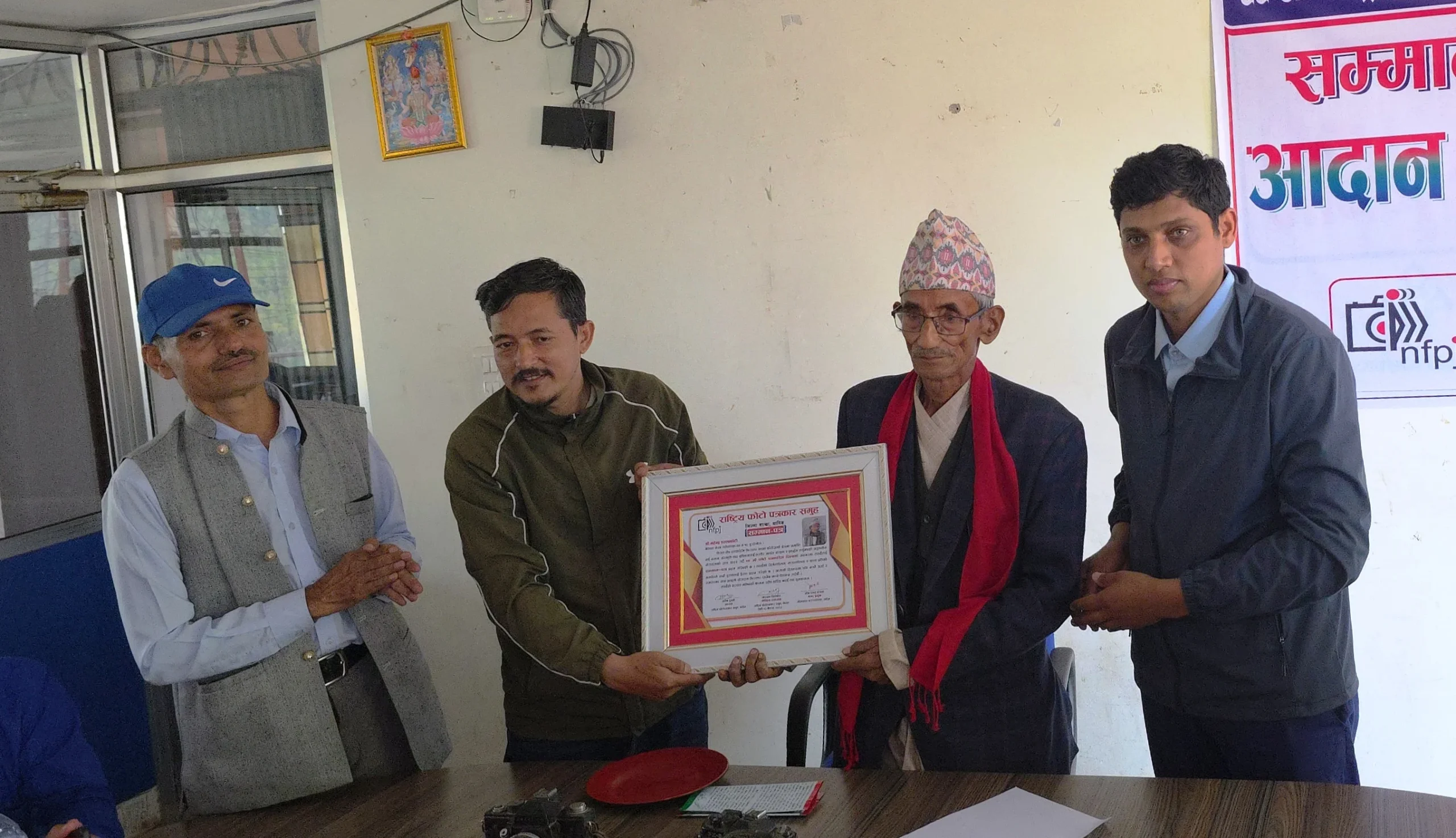 धादिङका पहिलो फोटोग्राफर महेन्द्र डल्लाकोटी सम्मानित