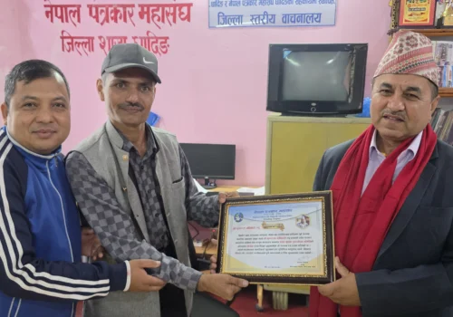 पत्रकार महासंघद्वारा प्रदेश सूचना पुनरावेदन समितिका अध्यक्ष अधिकारी सम्मानित