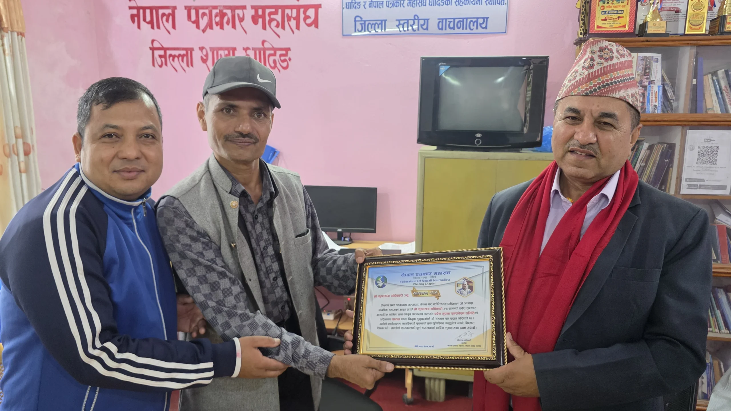 पत्रकार महासंघद्वारा प्रदेश सूचना पुनरावेदन समितिका अध्यक्ष अधिकारी सम्मानित