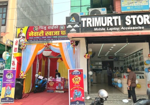 नयाँ वर्षमा आज त्रिमूर्ति मोबाइल हाउसले ग्राहकलाई स्कुटर उपहार दिँदै 