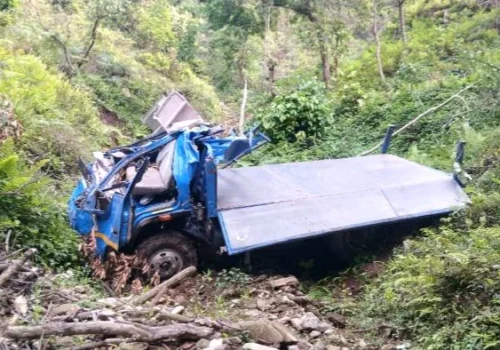 धादिङमा आइचर दुर्घटना हुँदा चालकसहित ४ जना घाइते