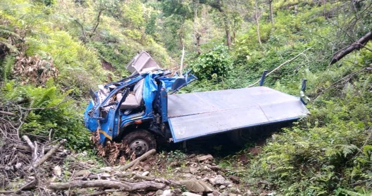 धादिङमा आइचर दुर्घटना हुँदा चालकसहित ४ जना घाइते
