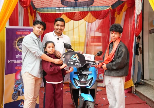 त्रिमूर्ति मोबाइल हाउसको स्कुटर उपहार विजन शाहले जिते