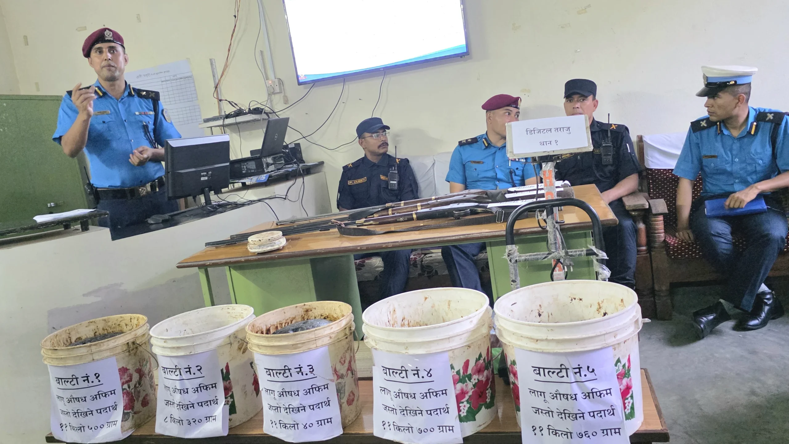 धादिङमा ५१ किलो अफिम र तीन वटा भरुवा बन्दुक बरामद