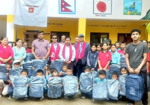 धादिङको बेनीघाटका दुई विद्यालयका बालबालिकालाई नेपाल टेलिकमद्वारा झोला वितरण 